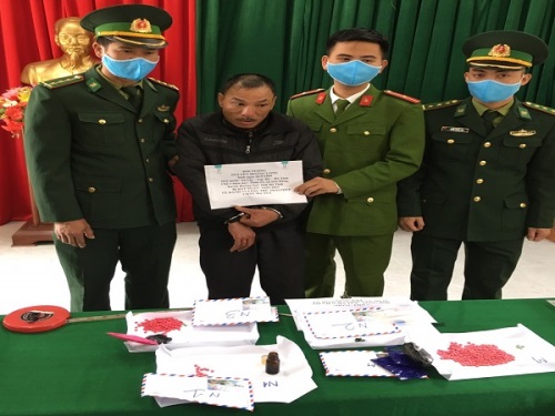 Bắt người đàn ông vận chuyển gần 400 viên hồng phiến